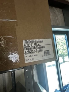 APC AR8161ABLK NetShelter Kabelmanagement, Stromkabeltrough, schwarz, 559 mm - Bild 1 von 1