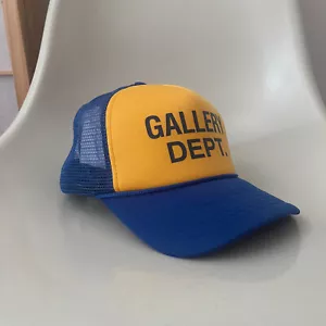 DEPARTAMENTO DE GALERÍA. Gorra de camionero GD Logo 6 paneles azul amarillo ajustable unisex NUEVA - Imagen 1 de 7