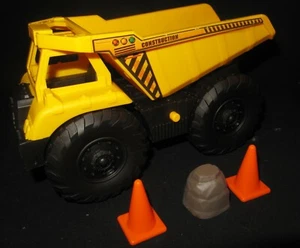 Camión de volteo de construcción de plástico amarillo con conos y luces y sonidos de bobina - Imagen 1 de 4