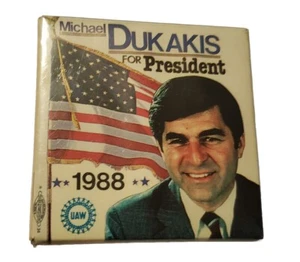 Distintivo Vintage Michael Dukakis For President 1988 Spilla Pulsante Politica Elezioni - Foto 1 di 4