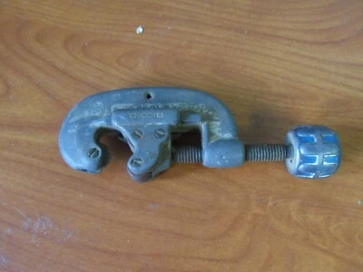 VINTAGE THE RIDGE TOOL CO.  RIDGID NO. 00 3/16 TO 1 1/8" O.D PIPE CUTTER - Image 1 of 4