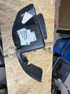 2002 - 2009 Saturn Vue RH Front Fender Splash Shield GM1251140 - Imagem 1 de 4