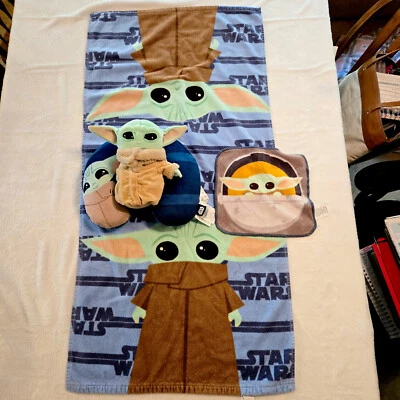Toalla de playa Star Wars The Mandalorian paño de lavado almohada para el cuello y juguete de peluche Yoda. Foto 1 de 4