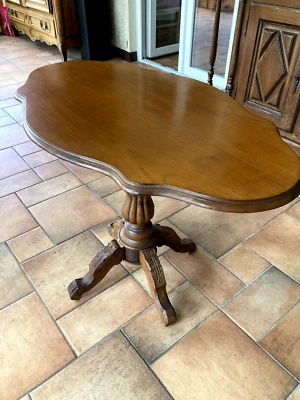 Table violon ; pied à 4 branches sculptées  - Photo 1/4