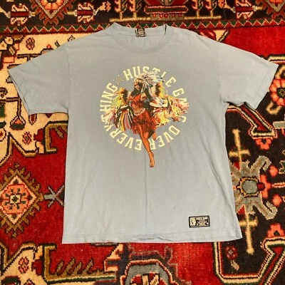 Camiseta negra grande con gráfico de jefe nativo americano Hustle Gang Grand Hustle Foto 1 de 4