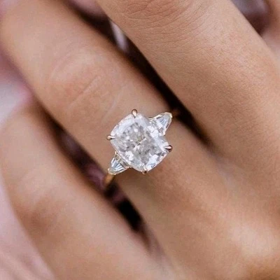 Anillo de compromiso de tres piedras con cojín de moissanita de plata 925 enchapado en oro amarillo de 14k Foto 1 de 3