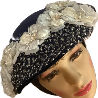 1950'S WOMENS DERBY STYLE HAT NAVY BLUE WITH FLOWERS - Image 1 of 4