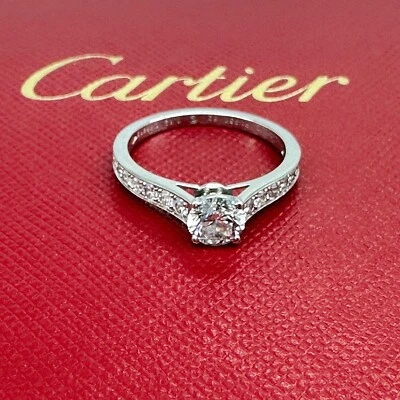Anillo de compromiso Cartier redondo de diamantes de 0,62 quilates E VVS2 en platino caja con certificado de autenticidad GIA Foto 1 de 4