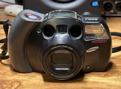 Cámara fotográfica compacta Samsung ECX 1 35 mm diseñada por F.A. Porsche Foto 1 de 4