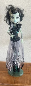 Monster High FRANKIE STEIN Ghouls Rule Puppe - G1 mit Ständer - Bild 1 von 12