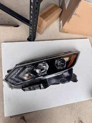 2017-2019 Nissan Rogue Sport Halogen DRL LED  Driver Side Headlight OEM -1 Tab - Image 1 of 4