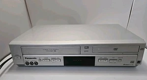 Panasonic PV-D4744S DVD VCR VHS Kombiplayer GETESTET - ohne Fernbedienung - mit Kabeln - Bild 1 von 16