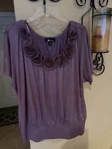 Women’s Top Size Large Purple With Rosettes Around Collar - Picture 1 of 2