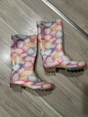 Botas de lluvia Coach Logo multicolor logotipo arco iris media pantorrilla auténticas para mujer talla 8” Foto 1 de 4