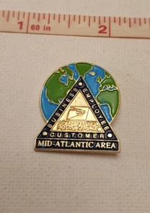Vintage USPS Mid-Atlantic Area Business Employee Customer Globe Earth Enamel Pin - Bild 1 von 5