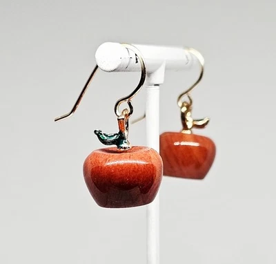 Pendientes boho de manzana con gota de oro hechos a mano con cuentas de piedras preciosas curvas de jaspe rojo Foto 1 de 4