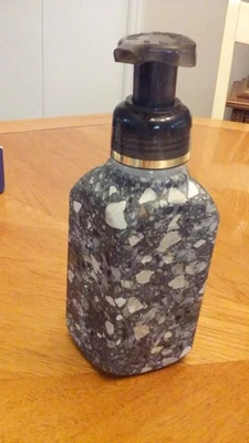 Dispensador de jabón de espuma gris terracota Bath & Body Works 10 oz. Foto 1 de 4