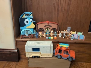 Bluey & Friends Konvolut Figuren, Möbel, Camper, Auto, Schulhaus & Koffer - Bild 1 von 24