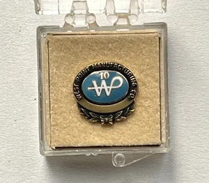 WEST POINT MANUFACTURING 10 JAHRE MITARBEITER PIN / NEU IM ETUI / ALTER BESTAND - Bild 1 von 3