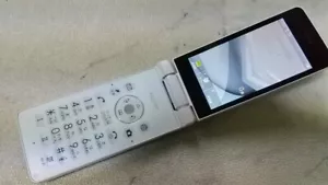 SHARP AQUOS Keitai 4 A205SH A206SH Android Flip Phone bianco sbloccato - Foto 1 di 5