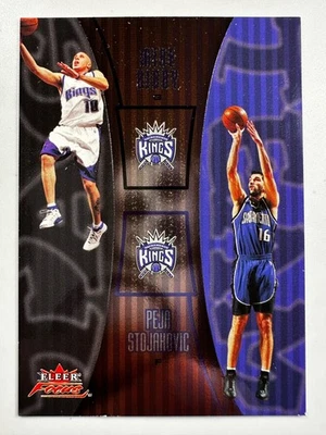 2003-04 Fleer Focus Mike Bibby Peja Stojahovic #TT2 Tag Team - Imagem 1 de 2