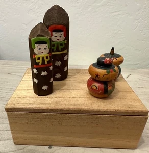 Vintage handbemalte japanische Kokeshi Puppen in Holzkiste - Bild 1 von 10