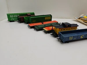 Lot of 8 Mixed Model Train Cars HO Scale Burlington Northern RDG B&O Chessie - Picture 1 of 12