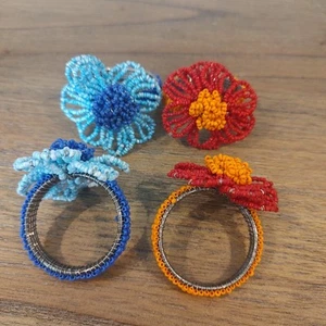 Juego de 4 servilleteros florales HECHOS A MANO con cuentas flores azules rojas boho eclécticas - Imagen 1 de 5