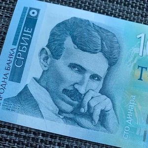 Retrato de Tesla en billete serbio de 100 dinares 2013 papel moneda moneda serbia - Imagen 1 de 5