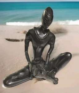 Escultura de hombre sentado de metal, sentado, étnico, madera, marrón, diseño, decoración, vida - Imagen 1 de 6