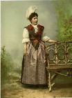 P. Z. Suisse, Portrait d&#039;une femme en costume traditionnel en Suisse. vinta