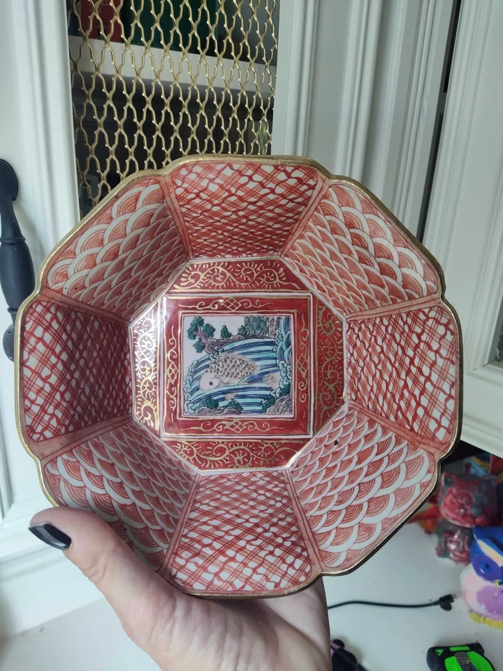 Hermoso cuenco antiguo japonés en forma de loto Imari dorado ondas de peces azul blanco Foto 1 de 4