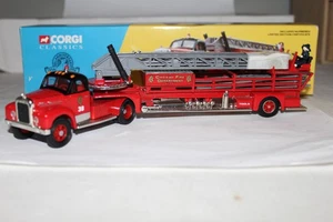 CORGI CLASSICS Mack B Series Aerial Ladder Truck Chicago Fire Dept. Leiter 38 - Bild 1 von 6