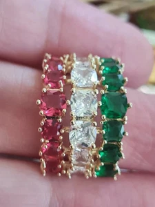 PRECIOSO ANILLO VINTAGE DE METAL DORADO CON PIEDRAS DE CRISTAL,VERDE,BLANCO,ROJO - Imagen 1 de 3