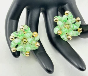Clip On Earrings Green Glass Rice Beads and Gold Tone Plastic Accent Beads Vtg - Bild 1 von 7