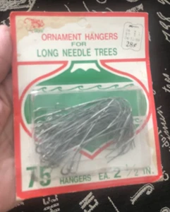 Vintage Packung KMart 28c Weihnachten ORNAMENTAUFHÄNGER für lange Nadelbäume Draht Taiwan Dekor - Bild 1 von 6