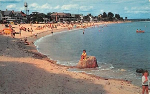 Escena de baño en Crescent Beach Shore Resort Nianitic, CT postal de colección años 50 - Imagen 1 de 2