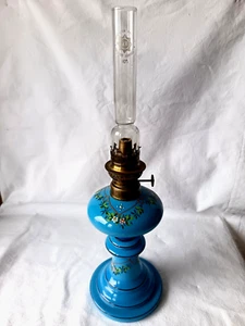 LAMPE A PETROLE EN OPALINE EMAILLEE DE GUIRLANDES DE FLEURS - Imagen 1 de 8