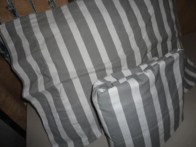 TARGET ROOM ESSENTIALS GRIS Y BLANCO CLÁSICO RAYAS (2 PIEZAS) DOBLE SÁBANA PLANA P/ESTUCHE Foto 1 de 4