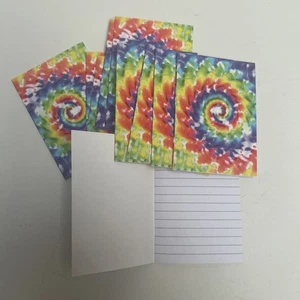 Paquete de 10 mini cuadernos tie dye (4,75” X 3,25”) 32 páginas forradas en el interior - Imagen 1 de 1
