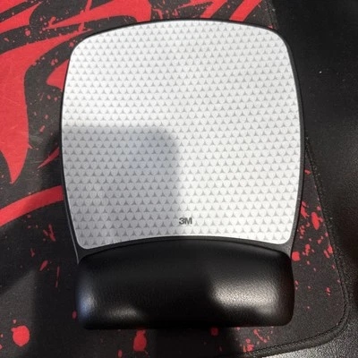 Mouse pad de couro sintético preciso 3M com descanso de pulso padrão 6-3/4 x 8-3/5 preto - Imagem 1 de 3