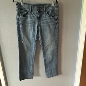 Pantalones de mezclilla para mujer American Eagle recortados azul claro bordados bolsillos talla 8 - Imagen 1 de 14