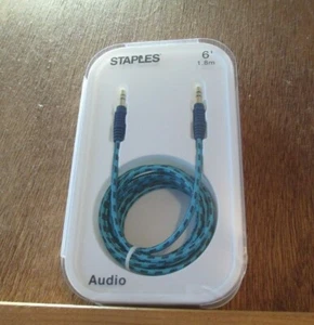 ¡Nuevo! Cable de audio auxiliar trenzado Staples de 3,5 mm, 6 pies, azul marino/azul marino - Imagen 1 de 3