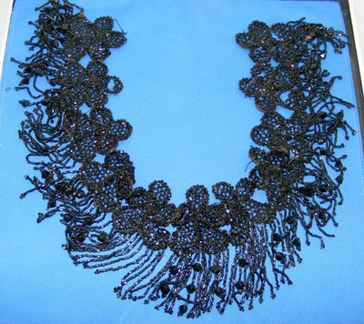 ВИКТОРИАНСКИЙ 1880 ЧЕРНЫЙ БИСЕР ВОРОТНИК ПЛАЩ ПЛАТЬЕ УКРАШЕНИЕ 25 «X 5» БАХРОМА ЦВЕТОК - Изображение 1 из 4