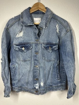 Chaqueta rosa celebridad para mujer pequeña de mezclilla envejecida camionero bolsillos rasgados Foto 1 de 4