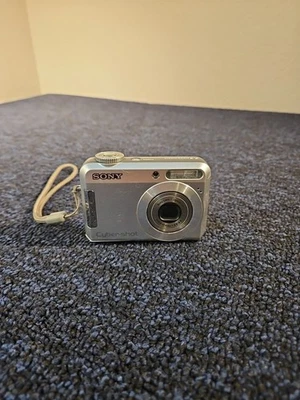 FOR PARTS OR REPAIR Sony Cyber-shot DSC-S650 7.2MP Silver Digital Camera AS IS - Image 1 of 4