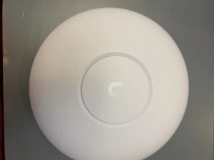 Ubiquiti U7 Pro Blanc Wi-Fi Tri-Band Networks UniFi Wireless 7 Point d'accès - Photo 1/5