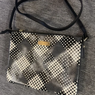 Bolso Bandolera Vegano Anne Klein Para Mujer Blanco y Negro Estampado Geométrico Usado en Excelente Condición Foto 1 de 4