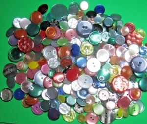 (225+) IRIDESCENT MULTI-COLOR PLASTIC ASSORTED NOVELTY CRAFT BUTTON LOT-Y113 - Picture 1 of 2