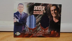 DEXTER STAFFEL 3 (Breygent) KOSTÜMKARTE #D3 - C23 JOEY QUINN ZWEI SHIRTS - Bild 1 von 2